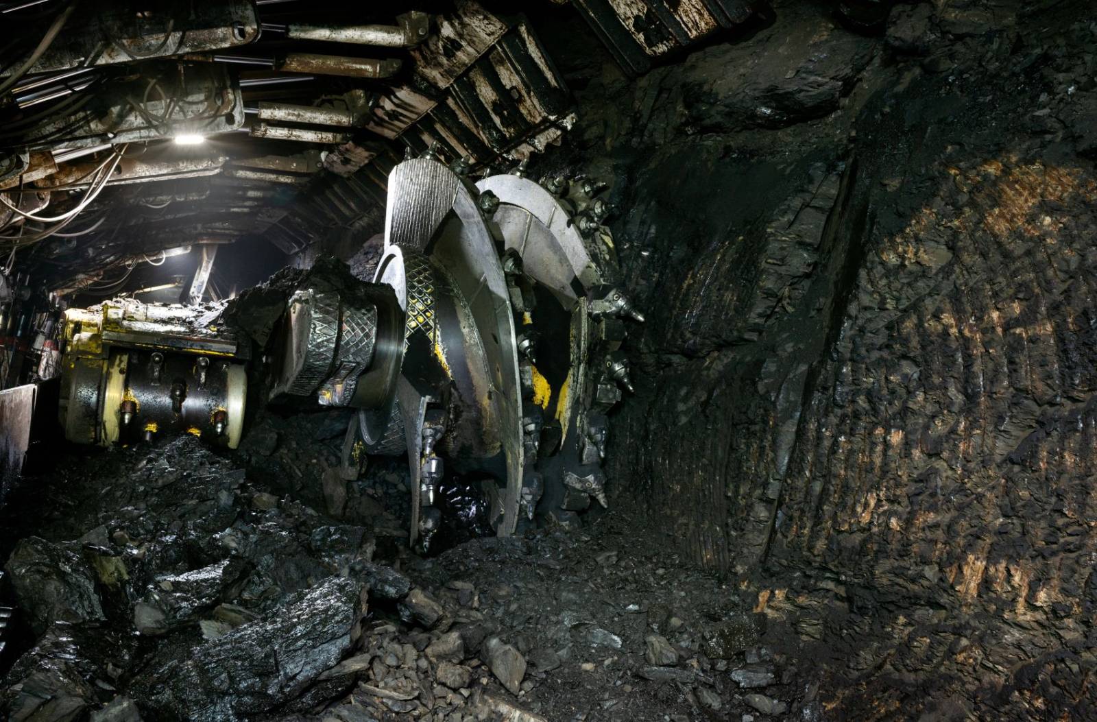 Underground continuous mining machine